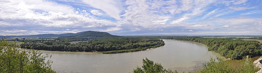Bocht van de Donau ter hoogte van Devín (Slowakije), aan de Oostenrijks-Slowaakse grens