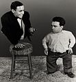 Джонни Эк, человек без ног (слева) и Анджело Росситто на съёмках фильма «Уродцы» (1932)