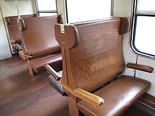 Sedile vandalizzato all'interno di un treno