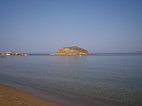 Μια βορινή αμμουδερή παραλία, το Γομάτι, στη θέση Άγιος Νικόλαος, μια από τις πιο ήρεμες παραλίες του νησιού