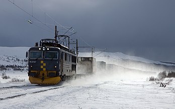 Locomotiva elétrica El 14 puxando vagões com containers na Linha de Dovre, perto de Dombås, Noruega. (definição 3 711 × 2 311)