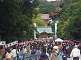 Turisti in fila per il Santuario Tsurugaoka Hachiman.