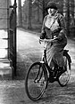 Königin Wilhelmina auf einem Fongers-Rad (1938)