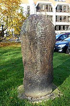 Runenstein von 1909 in Braunschweig - in Runen "P Kahle" (Stifter) auf Ostseite