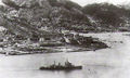 Il-cruiser Brittaniku HMS Swiftsure, li dieħel fil-Port Victoria minn North Point fit-30 ta' Awwissu 1945