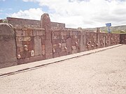 تتكون جدران المعبد شبه الجوفي من أعمدة من الحجر الرملي وحجر منحوت.