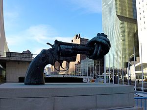 Anti-geweld-sculptuur Verknoopt pistool (1984) van de hand van de Zweedse kunstenaar Carl Fredrik Reuterswärd