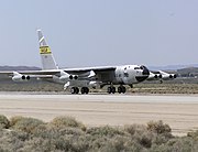 胴体下にX-43を搭載し、離陸するNB-52B