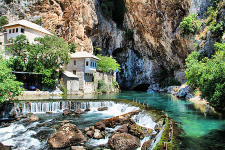 Blagay, (Blagaj) Bosna-Hersek'in Hersek-Neretva Kantonunda, Mostar havzasının da güneydoğu bölgesinde yer alan bir kasabadır. (Üreten: Talha Çakır)
