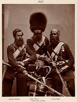 Trois Coldstream Guards ayant participé à la guerre de Crimée (1856, collection de la reine Victoria). (définition réelle 1 521 × 2 000)