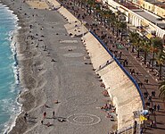 Cercles de galets sur la plage des Ponchettes, quai des États-Unis à Nice (France).