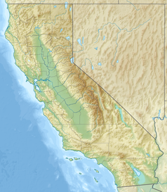 Mapa konturowa Kalifornii, w centrum znajduje się punkt z opisem „źródło”, natomiast blisko centrum na lewo znajduje się punkt z opisem „ujście”