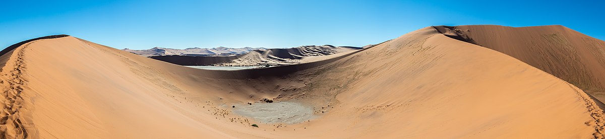 Panoramski pogled na pustinju u Namibiji.