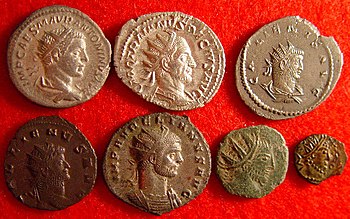 Antoninianii im Laufe der Zeit: erkennbar sind abnehmende Größe und Silbergehalt