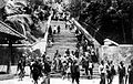 Kerumunan berjalan menuruni tangga panjang yang menuju puncak bukit Imogiri seusai upacara pemakaman Sri Susuhunan Pakubuwana X dari Surakarta (Repro Negatif 1939).