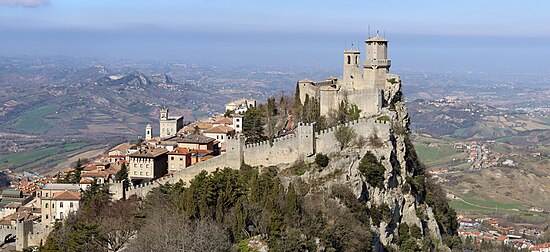 Pháo đài Guaita nằm trên đỉnh Thành phố San Marino, nhìn từ tháp Cesta, miền Trung nước Ý. Pháp đài này là Di sản thế giới được UNESCO công nhận. Hình: Terragio67