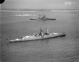«Адмірал граф Шпее» (на передньому плані) у Спітгеді, Британія. На задньому плані — британський лінкор «Гуд», перед ним — британський лінкор «Резолюшн». Травень 1937