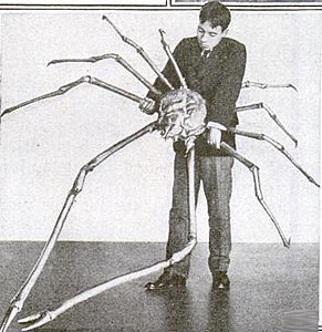 Seekor kepiting laba-laba Jepang dengan lengan-lengan berukuran 12 ft (3,7 m).