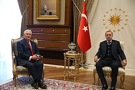 Cumhurbaşkanı Erdoğan'ın, 69. Amerika Birleşik Devletleri Dışişleri Bakanı Rex Tillerson'ı kabulü sırasında arkada yer alan Cumhurbaşkanlığı arması