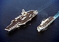 נושאת מטוסים אמריקנית (משמאל) ובריטית