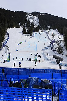 Vista geral de uma montanha nevada, preparada para receber eventos do esqui.