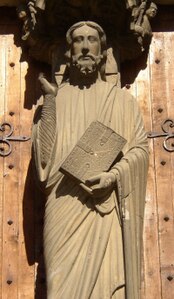 Христос с книга на вратата под централния тимпан