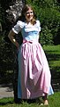 English: Woman in a Dirndl, traditional dress of Germany. Русский: Женщина в Дирндле, традиционной женской одежде в Германии.