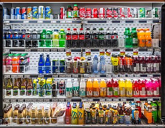 Rayon de canettes et demi-bouteilles, dans un supermarché IGA à Limoilou (ville de Québec). (définition réelle 4 762 × 3 687)