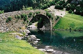 Puente de Bujaruelo sobre el río Ara, en la provincia de Huesca