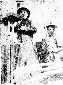 Giám mục Nguyễn Bá Tòng (trái), ảnh chụp năm 1936