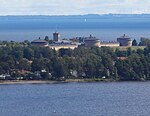 Det 678 meter långa slutvärnet på Karlsborgs fästning, sett från näraliggande Vabergets utsiktsplats.