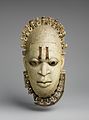 Elefántcsontból faragott maszk a 16. századból