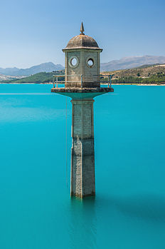 Torre de observação no reservatório de Bermejales, Arenas del Rey, Andaluzia, Espanha. (definição 3 056 × 4 592)
