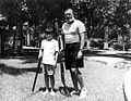 En 1950, avec son fils Gregory à Cuba.
