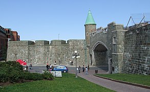 La porte Saint-Jean et les fortifications depuis la place d'Youville à Québec.