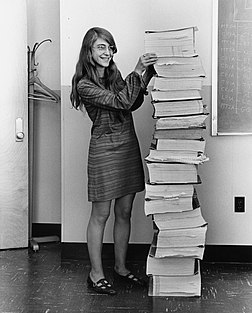 Margaret Hamilton se tenant auprès du code du logiciel de navigation qu'elle et son équipe ont produit pour le programme Apollo, en 1969. (définition réelle 2 294 × 2 853)