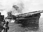 El Franklin escorado, en llamas y con la tripulación en cubierta, el 19 de marzo de 1945 visto desde el crucero Santa Fe