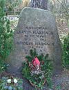 Gedenkstein für Mildred und Arvid Harnack auf dem Friedhof Zehlendorf in Berlin