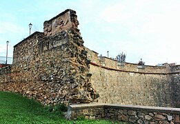 Entronque de muralla cóncava con muralla antigua
