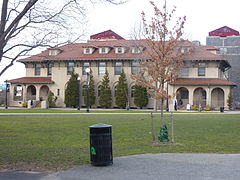 Il Queens College di New York City ha ancora oggi in uso diverse strutture di stile revival coloniale spagnolo dell'inizio del XX secolo.