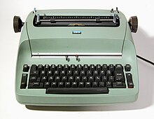 Une machine à écrire verte.