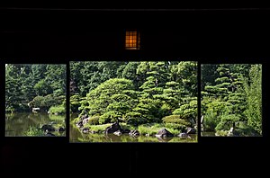 四阿の窓から見る慶沢園の一角、大阪市の天王寺公園 原作：Laitche