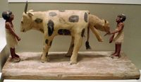 Древна египетска фигурка, изобразяваща раждане на крава с човешка помощ