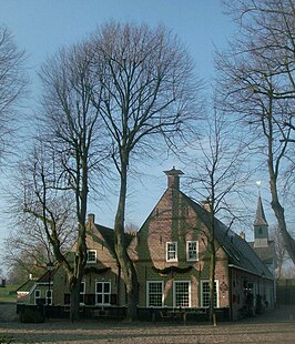 Centrum van het dorp met oude lindebomen