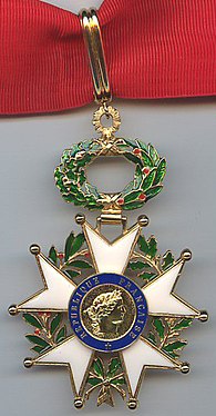 Француски орден Легије части, основан 1802. године од Наполеона Бонапарте[32]; жена као персонификација Француске у аверсу ордена