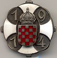 Hrvatski grb s krunom na domoljubnoj humanitarnoj znački iz 1914. godine