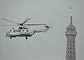 EC 725 mentre sorvola la Tour Eiffel nel 2010