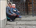 Gypsy pengemis dan anaknya di anak tangga sebuah gereja Ortodoks Rusia di Sofia, Bulgaria