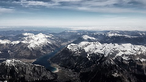 Luftbild mit Bärenkopf (links unten im Karwendel) und Ebner Joch (Brandenberger Alpen) mit Rofan rechts