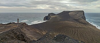 Site du phare de Ponta dos Capelinhos, sur l'île de Faial, dans l'archipel des Açores . (définition réelle 7 020 × 3 010)